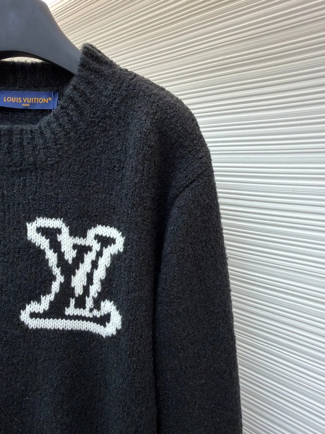 LOUIS VUITTON double-sided intarsia sweater ●Original version: Purchased and developed for 11300 ●Item number: 1680922-A85 ●Material: wool blended fabric ●Technology: knitted intarsia production ●Version: fitted version ●Weight: about 620 grams ●Size: S-M-L-XL ●Description: Made of custom-woven and dyed sheep wool 65% cotton %20 Spandex 15%. The special washing process is very soft and skin-friendly. It has 7 knitting workers. The thickness of each stitch of the inlay on the clothing logo is consistent with ZP. The back logo is mirror inlay. This crew-neck sweater is made of a blend of sheep wool and yak hair, and uses thick yarn to create a comfortable texture. The contrasting LV logo is integrated into the knitted fabric, and the mirror-effect logo is cleverly displayed on the rear. The casual and elegant design makes it easy to style your weekend look. The overall wiring is straight and delicate, the fabric is comfortable and soft, and the color is consistent without color difference. It can be matched with the same style to create a fashionable look and control various occasions. Customized accessories, complete with three standards, same style for men and women!